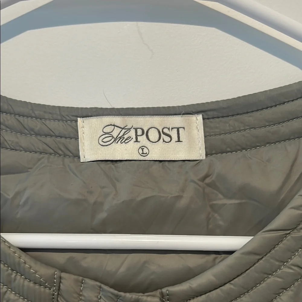 Aritzia Green Quilted Vest with Stand-Up Collar - Picture 2 of 3